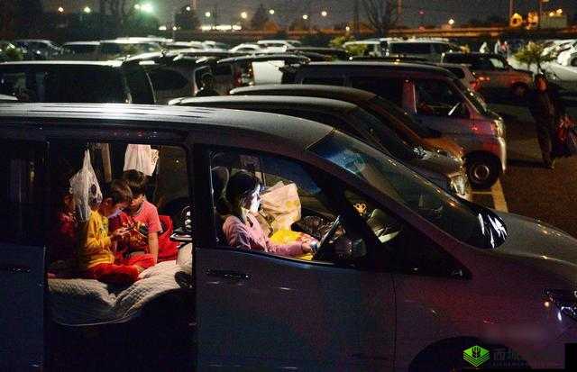 野外车里遭遇地震：惊险求生的特殊时刻