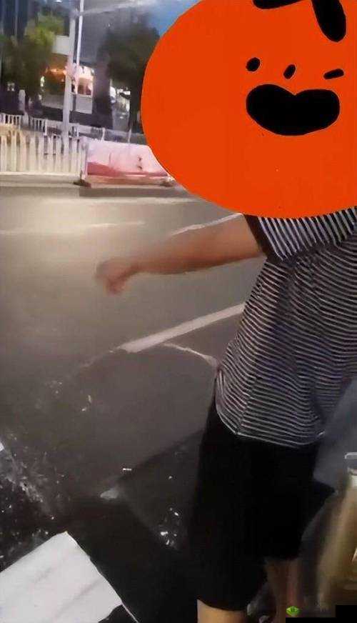震惊为何男人会被绑在公厕里小便?这背后到底隐藏着什么秘密?